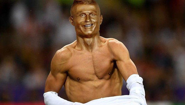 我被C罗的雕像洗脑了……