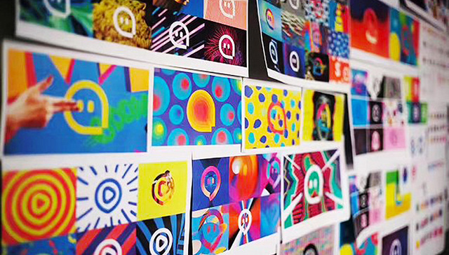 不断转型的陌陌 换了一个五彩发光的新logo