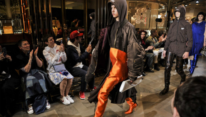 【i-D中国】关于Balenciaga那款夸张长靴的前世今生