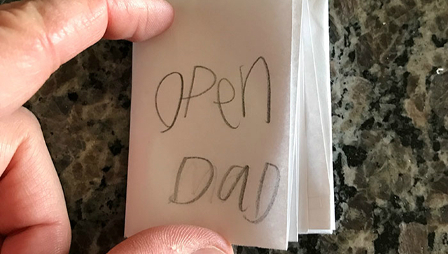 我7岁的女儿刚送给我一张折起来的纸条……