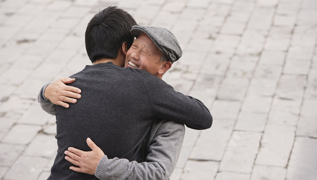 地方新闻精选 | 江西男子被骗入黑砖窑和传销 失散24年凭口音寻亲成功