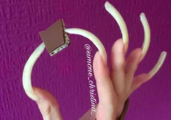 这个姑娘三年没剪过指甲，太吓人了...