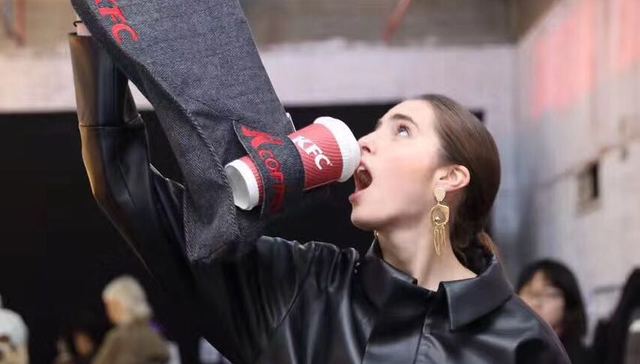 肯德基、百事和必胜客 它们在上海时装周上“凑”什么热闹？