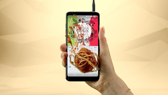 为了夸赞新手机的性能  LG拍了一系列虐待手机的广告