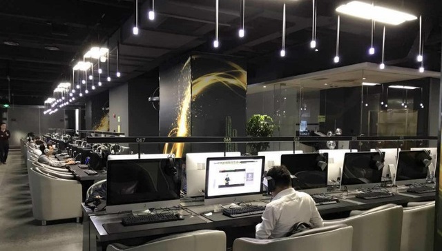 我们去看了看周杰伦在深圳开的网吧