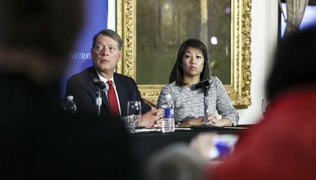 美联航暴力拖拽乘客破鼻断牙脑震荡 代理律师称可能起诉航空公司