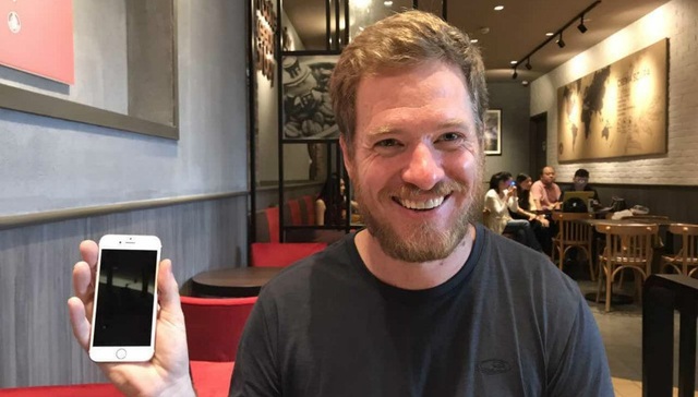 一位外国小哥在深圳买零件自己组装了一台iPhone！