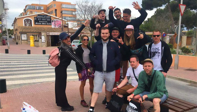 当朋友放鸽子，他们找了一个同名的陌生人一起旅行