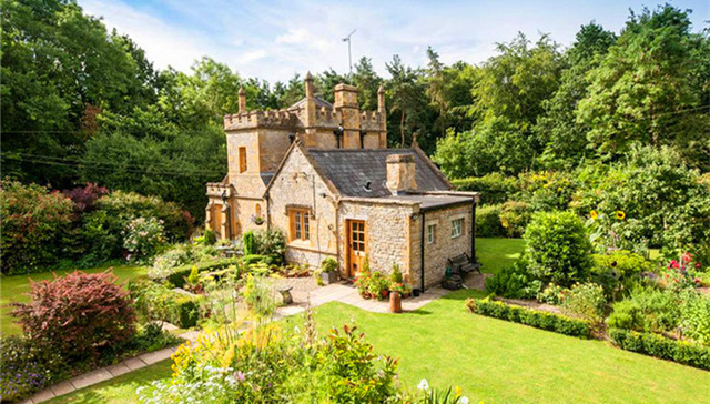 别买房了，去英国买城堡吧