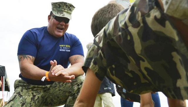 美军海豹老兵兼职拍色情片 艳星妻子自曝部队高层都看过