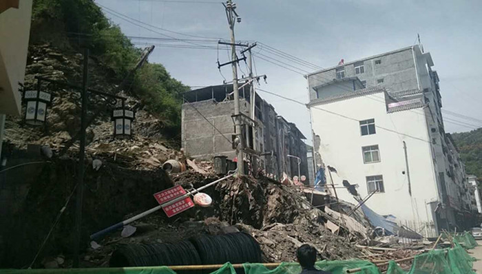 白河县,山体滑坡,居民楼垮塌