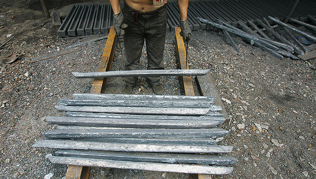 生产“地条钢”的200多家钢企 有近四成在拆设备了