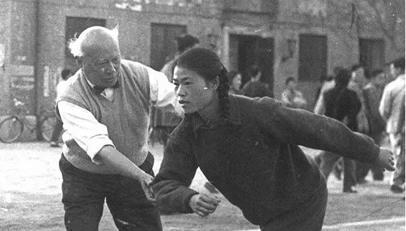 从“不会游泳不能毕业”，谈中国现代体育百年历程中的清华大学