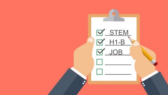 “特朗普效应”？美国H-1B签证申请三年来首次不足20万