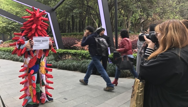 他们在上海时装周上“捞偏门”