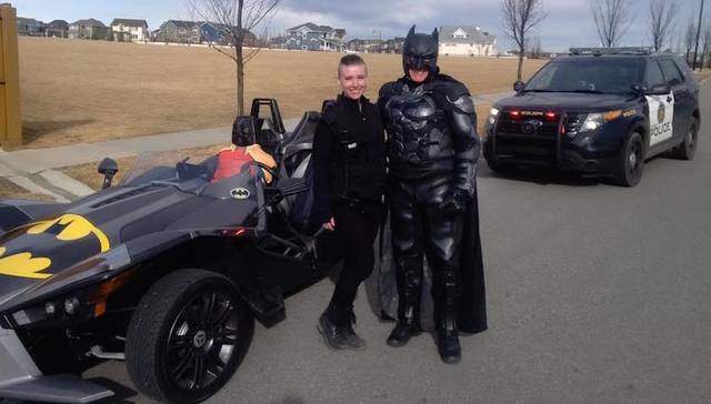 这不是演戏，蝙蝠侠竟然真实出现在加拿大街道上