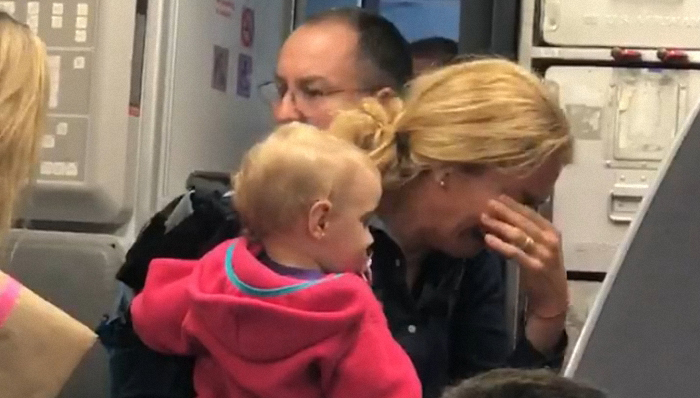 美国航空曝出空乘强夺乘客婴儿车丑闻