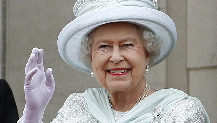 蕾哈娜连发英国女王恶搞图遭网友抨击