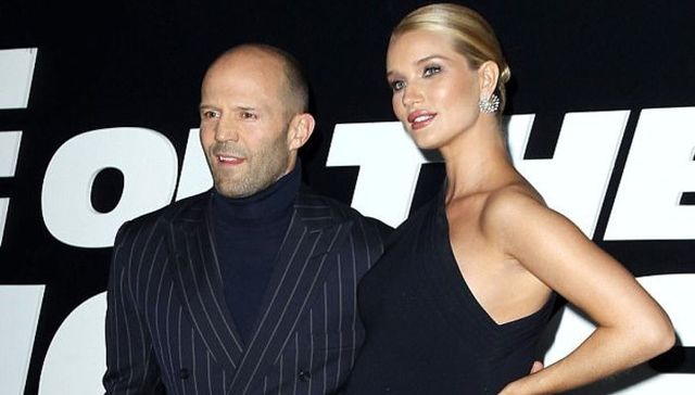 杰森·斯坦森和怀孕的未婚妻向“宝宝大师”史泰龙取经