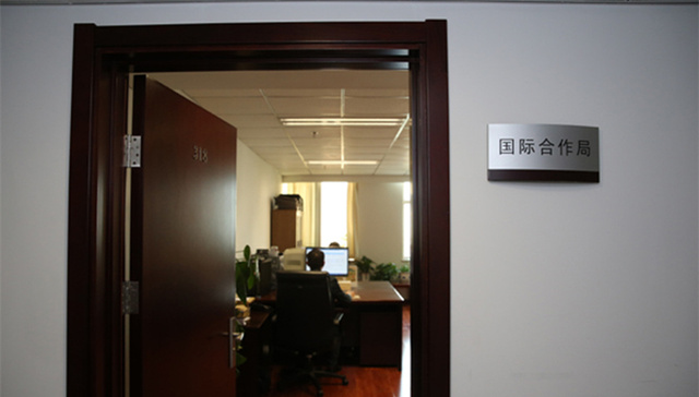 揭秘中央追逃办：墙上挂百人名单 抓一个盖个章