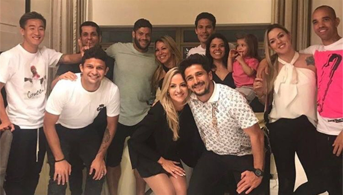 【体育明星日常】中超“巴西帮”上海烤肉聚会 詹姆斯录制视频为科尔祈福