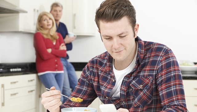 晚婚晚育还啃老 美国八零九零后也比父辈“晚熟”