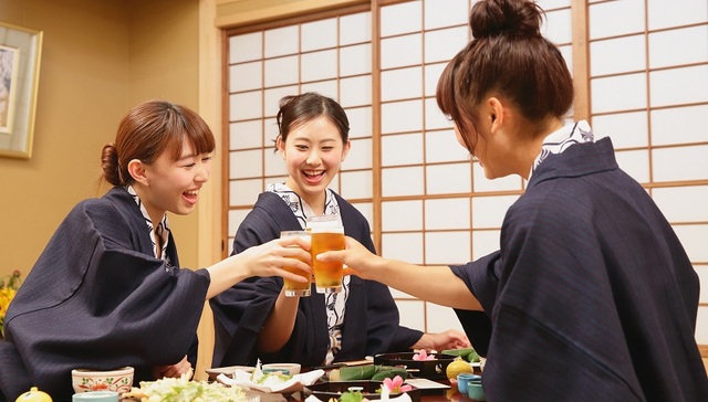 【天下奇闻】中国游客影响日本消费文化 “黑发”逆袭成潮流