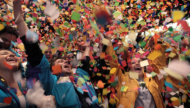 纳斯达克指数首破6000点大关 科技巨头贡献巨大