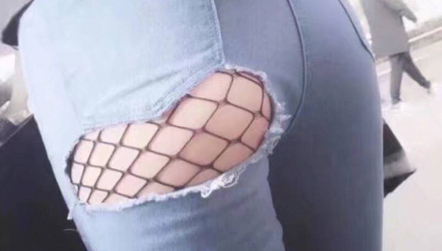 小姐，你的牛仔裤破了