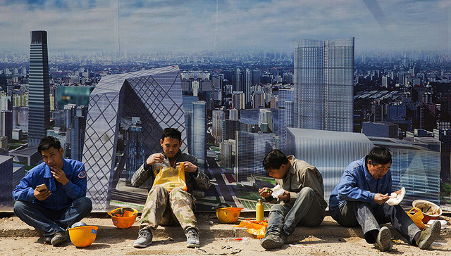 外出农民工增速继续回落 进城购房者不足两成