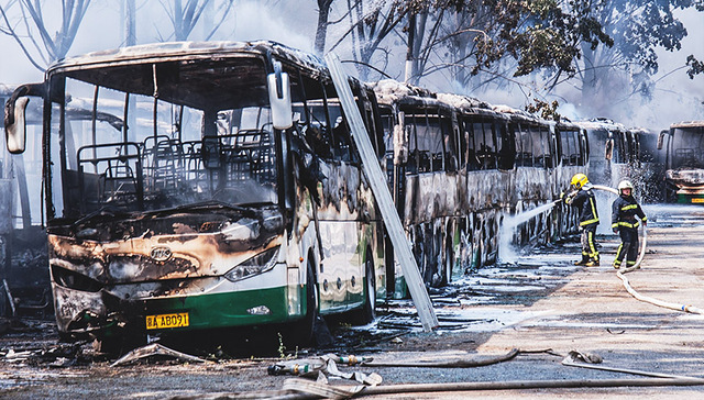 大巴车,网记者,度假村,车辆,停车场,长按,自燃,燃烧试验,充电,建设性