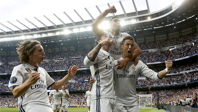 【视频】欧冠半决赛首回合：C罗背靠背帽子戏法 皇马三球完胜马竞摸到决赛门票