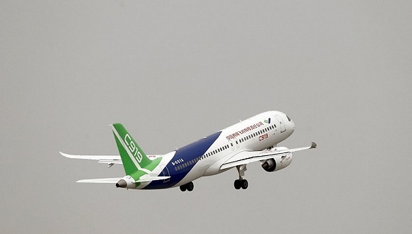 C919首飞全记录：首试滑行遇挫 迈出艰难一步