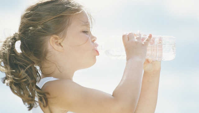 瓶装水在中国的增长没那么猛了 品牌们开始劝小朋友喝水