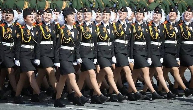 【JMedia】世界各国女兵方阵盘点：日本挎着包就像去上班