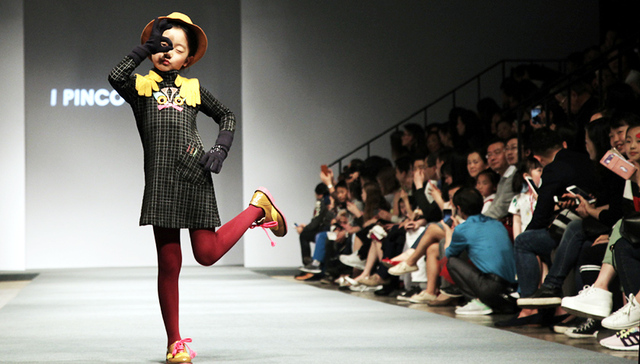 【深度】谁为萌娃们搭起了T台秀？