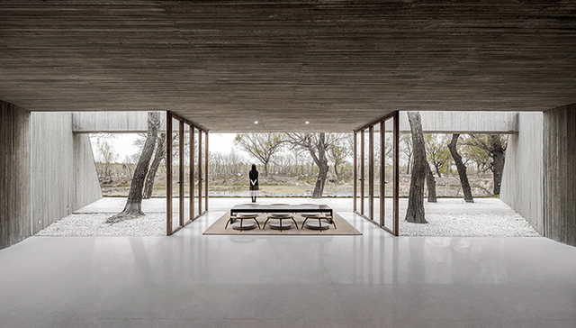 简洁现代的“水岸佛堂”，将自然与隐士之风结合在一起