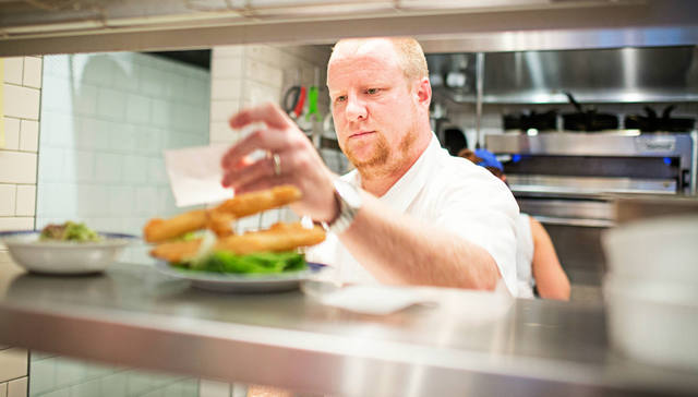 餐饮这行越来越不好做，老板们精打细算只为能多“活”几年