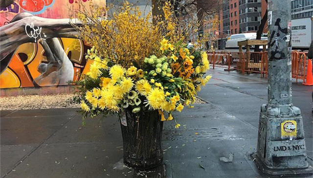 他把纽约的垃圾桶都变成了花瓶