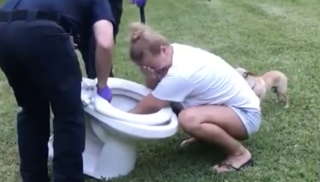 太尴尬，这位女士的手被卡在了马桶里……