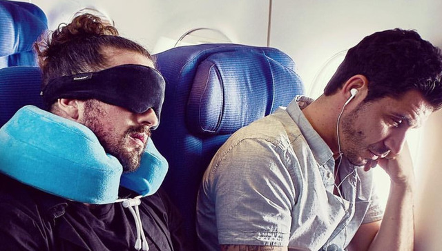 邻座乘客睡得比你香，可能是因为人家的旅行枕头比你的好