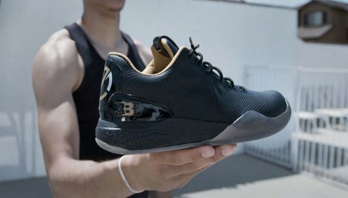 有人批评也有人赞赏 球鞋教父称鲍尔的天价球鞋是一门有价值的生意