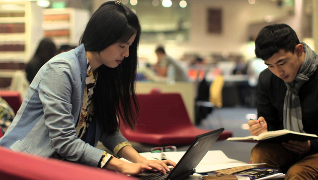 中国学生改变美国小城 教授感叹其班里80%是中国人