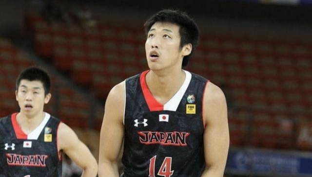 【体育晚报】12强赛中叙战确定阿联酋裁判 华裔球员张本天杰入选日本男篮