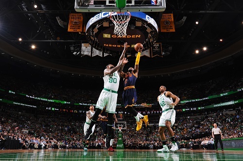 NBA东部决赛正式揭幕 詹姆斯连续第七场30+得分率骑士客场取开门红