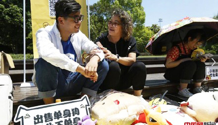 名校单身狗毕业卖闲物 遭大妈围堵“挑女婿”