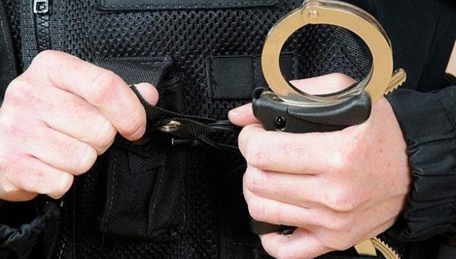 深港警方合力捣毁一制贩伪假证件窝点  抓获偷渡外籍成员10人