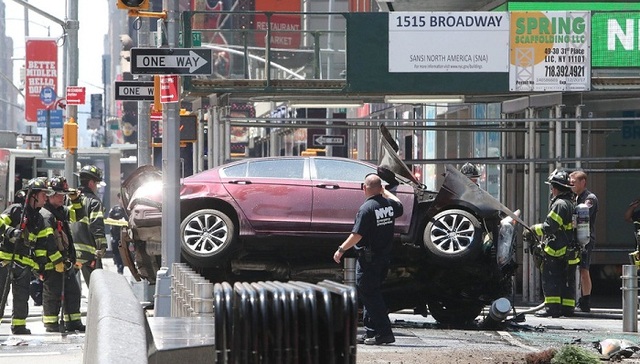【现场】不是恐袭？美退伍老兵时代广场驾车“蓄意”撞飞行人1死22伤