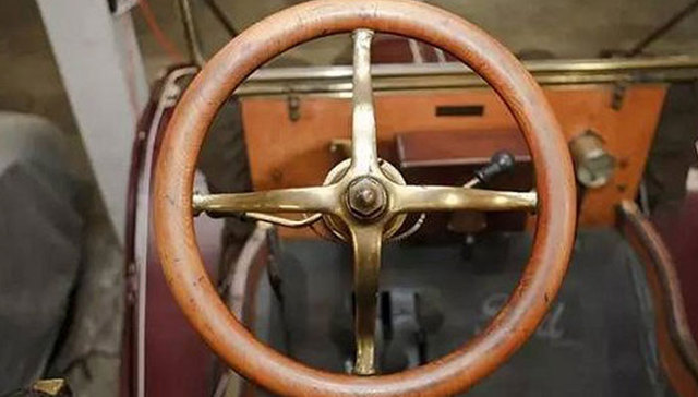 千奇百怪的汽车方向盘 什么时候开始变成圆的？