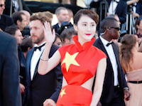 戛纳国旗裙女主播：只有直播才能救欧洲|国产洋葱